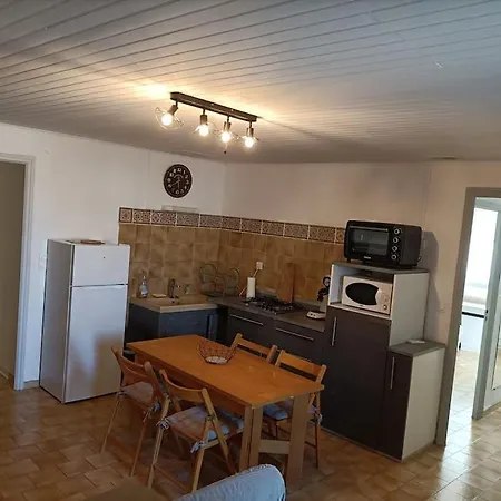 Апартаменты Situe Au Coeur De Lansargues